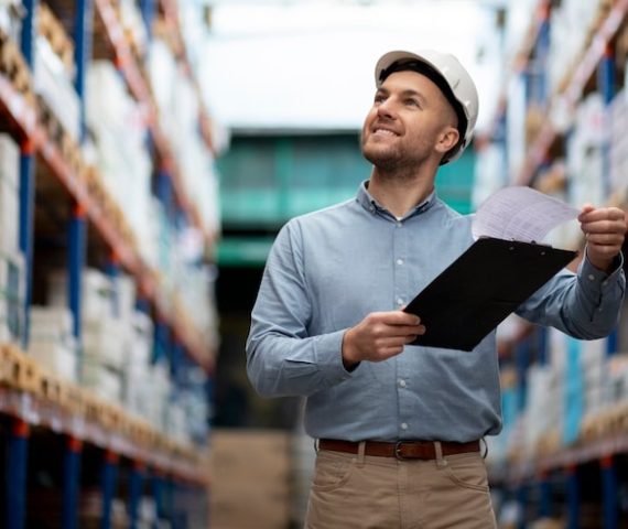 hombre-sonriente-tiro-medio-almacen_23-2149214306